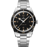 Quadrante nero opaco con indici a bastone e numeri arabi a ore 12, 3, 6, 9 con Super-LumiNova vintage dell’Omega Seamaster 300 41 mm